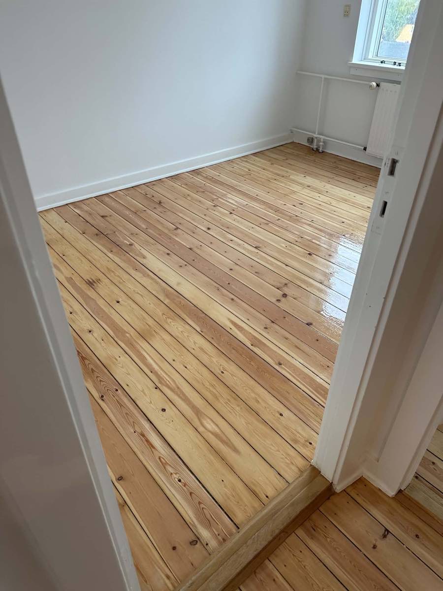 Efter: nyslebet og lakeret plankegulv