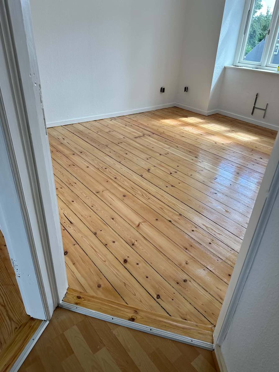 Efter: nyslebet plankegulv i værelse